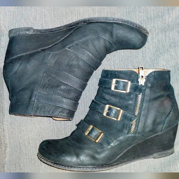 ERIC MICHAEL "LENA" BLACK LEATHER WEDGE ANKLE BOOTS W/ BUCKLE ACCENTS ~ SIZE 39 - Picture 4 of 13